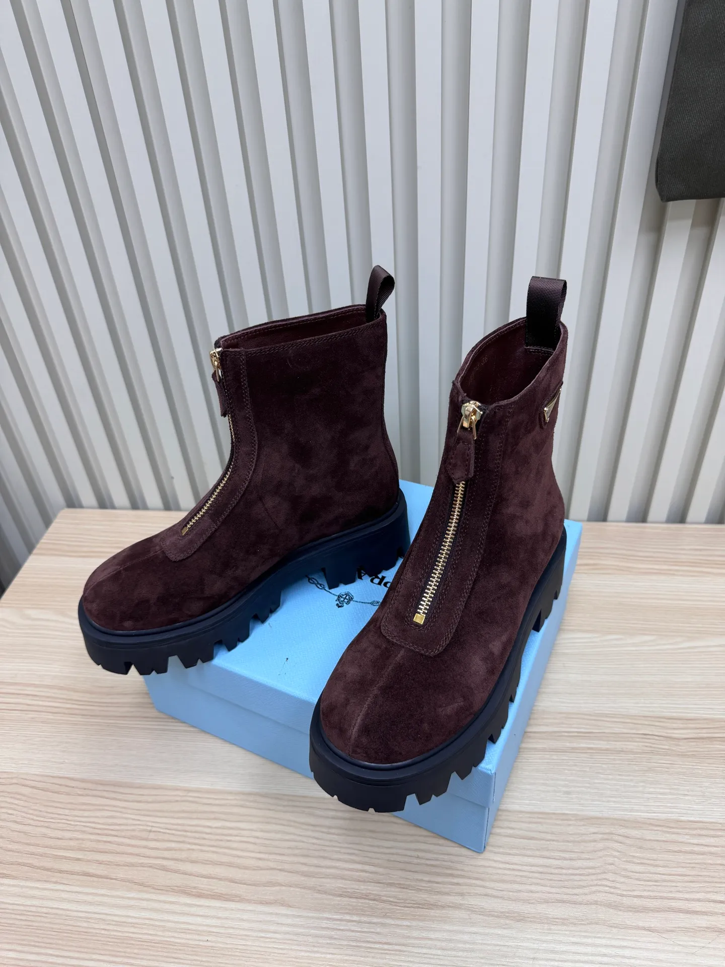 👟👟Ex-factory price 680👟👟 Prada / Prada couple's Martin boots are here, comfortable and elegant to wear. The original molded outsole of the counter is 1:1 replica. It is made of non-slip and wear-resistant imported TPU tin mold vacuum outsole. Tank-shaped thick sole. Fabric: imported anti-explosion cowhide. Lining: imported mixed sheepskin lining. Sheepskin foot pads. Outsole: tin molded beef tendon sole. Code number: 35-41 (42 customized)